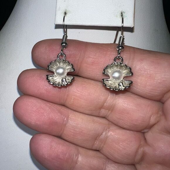 Silver Tone Clamshell with Pearl Dangle Earrings - Picture 4 of 6